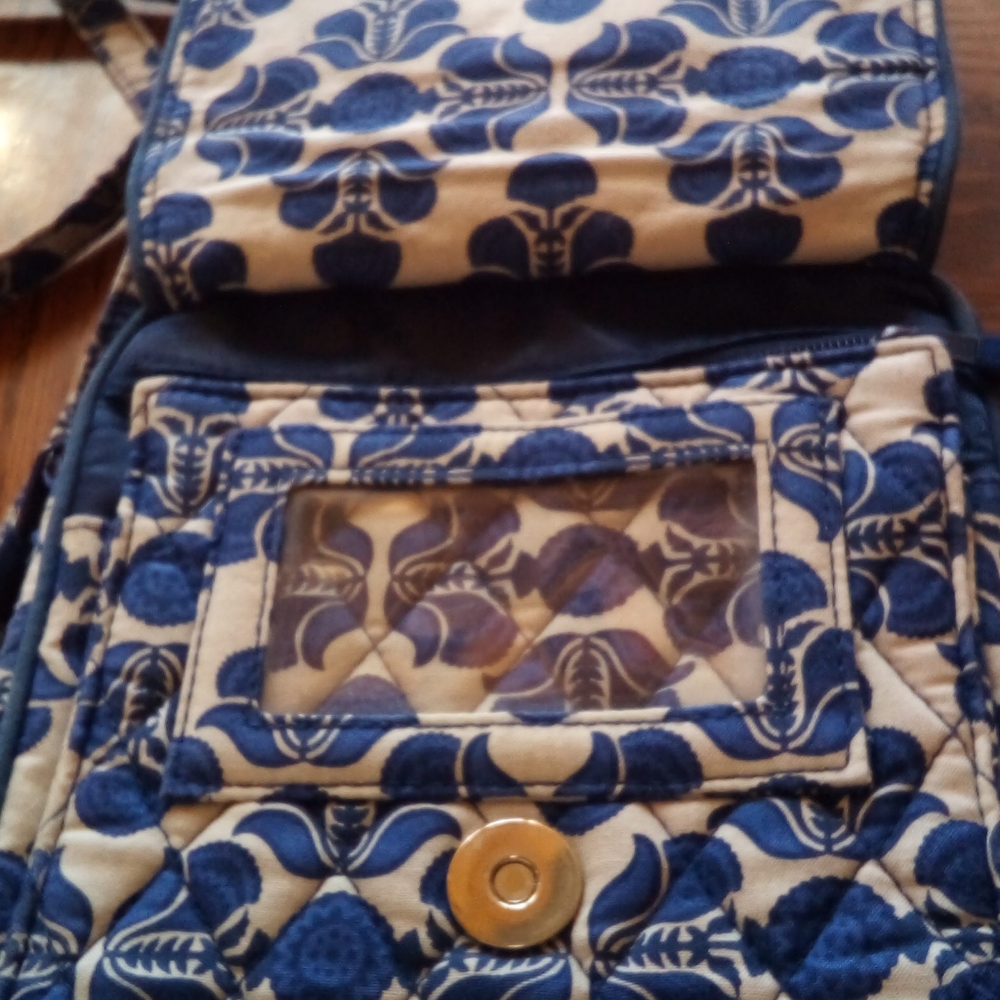 Vera Bradley Crossbody. - Picture 3 of 6